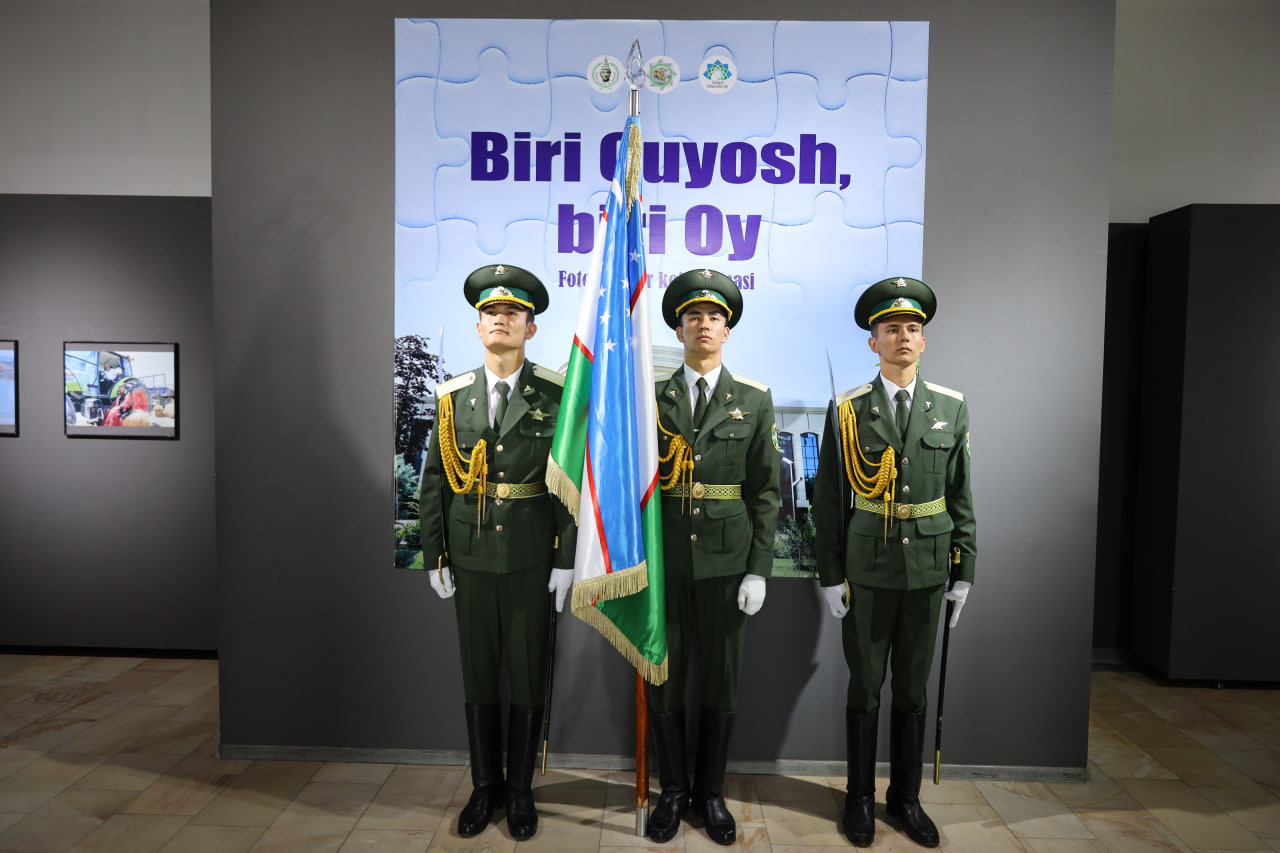 “Biri Quyosh, biri Oy” – Bojxona qo‘mitasidan ota-onalarga bag‘ishlangan ilk fotoko‘rgazma