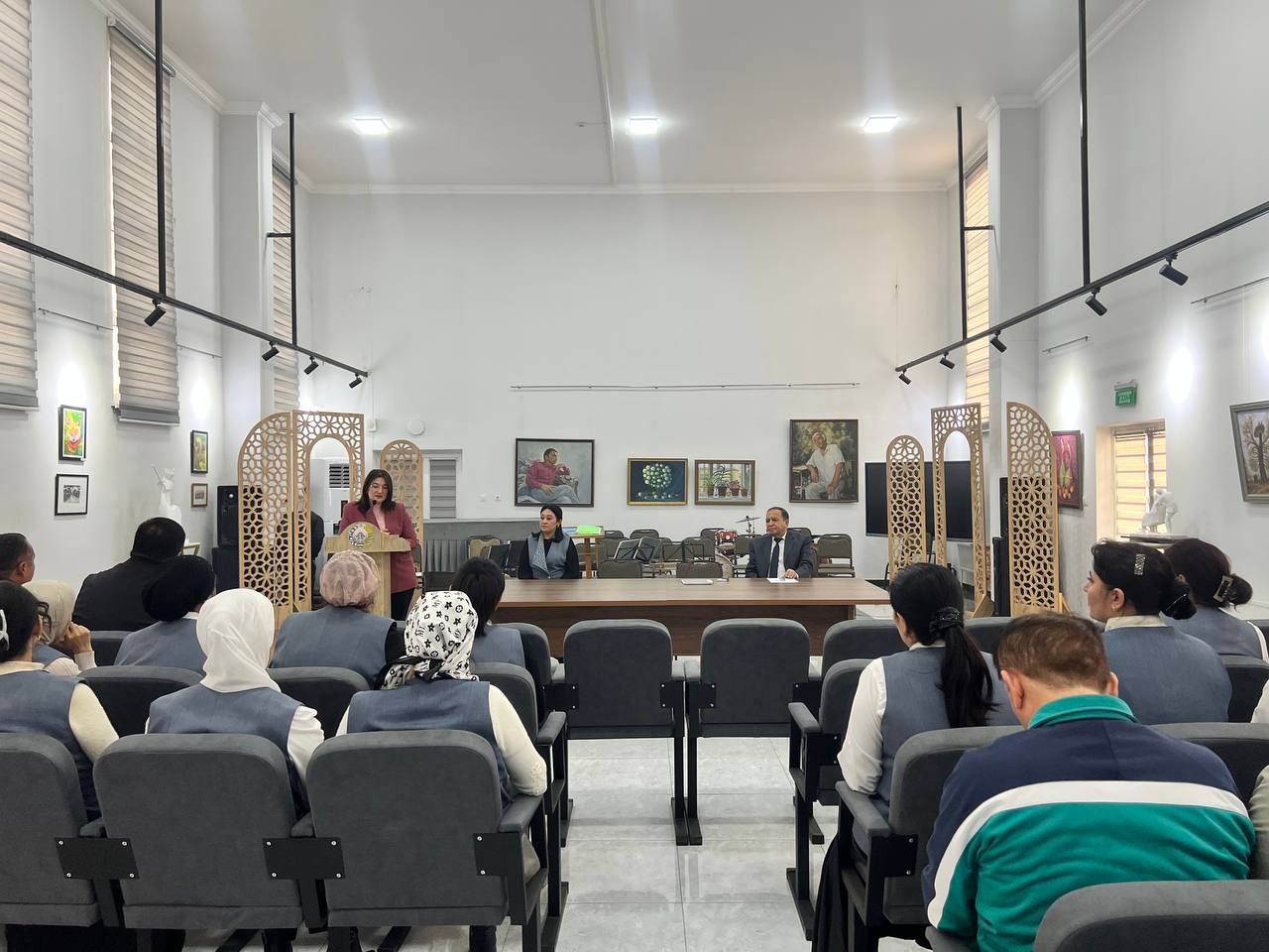 Ishchi guruh Qo'qon ixtisoslashtirilgan san'at maktabida bo'ldi