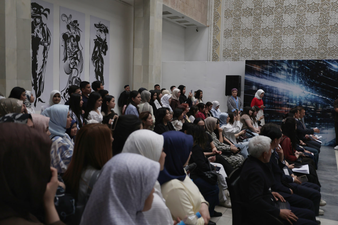 Toshkent Kimyo xalqaro universiteti Libos dizayni kafedrasi talabalari tomonidan “Paradigma” nomli moda namoyishi tashkil etildi.