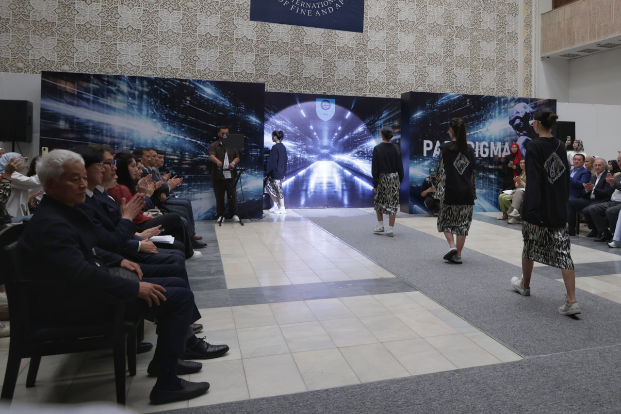 Toshkent Kimyo xalqaro universiteti Libos dizayni kafedrasi talabalari tomonidan “Paradigma” nomli moda namoyishi tashkil etildi.