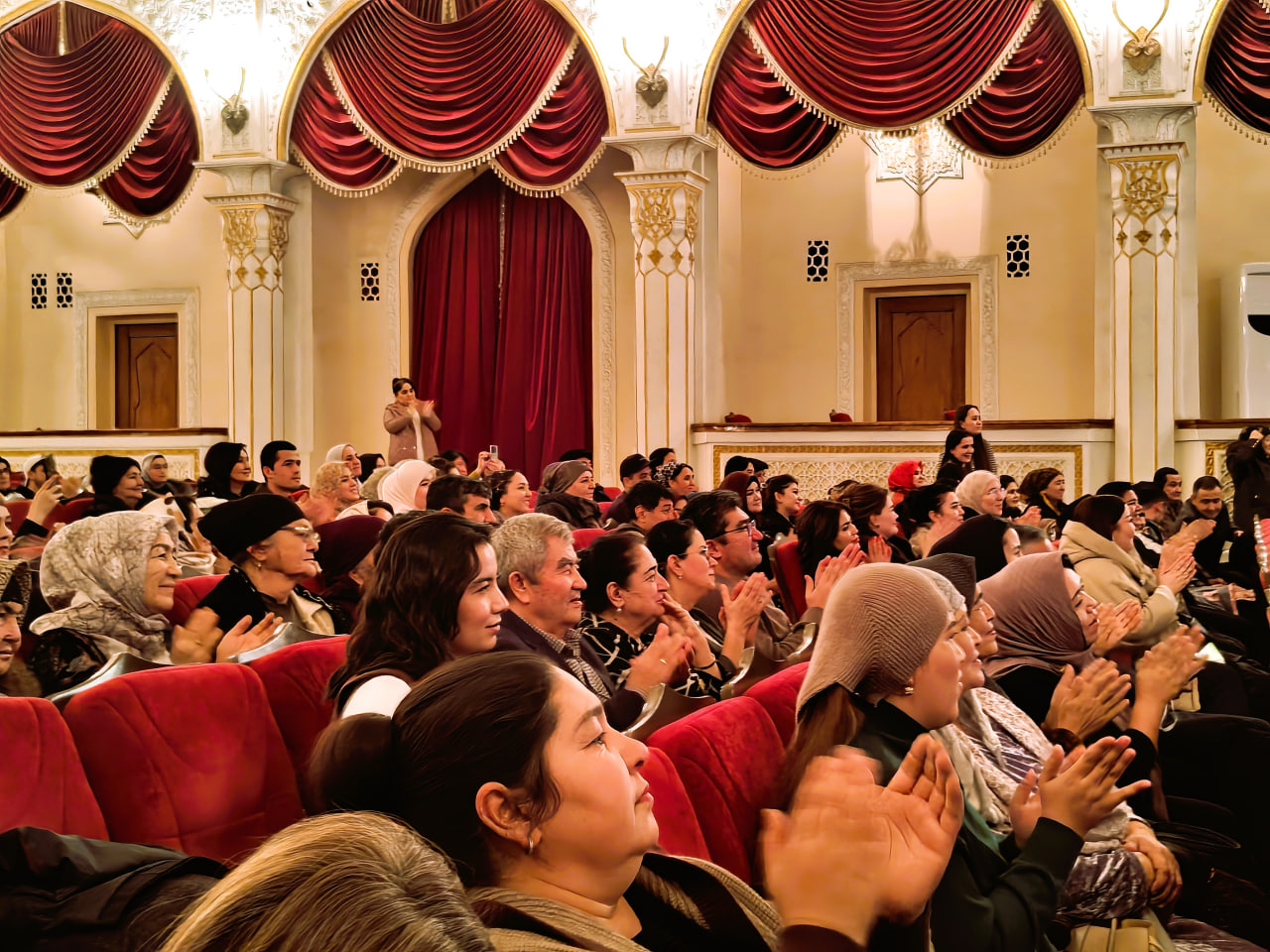 “Teatr – ibratxonadir”: badiiy-ma’naviy tadbir doirasidagi teatr tashrifi