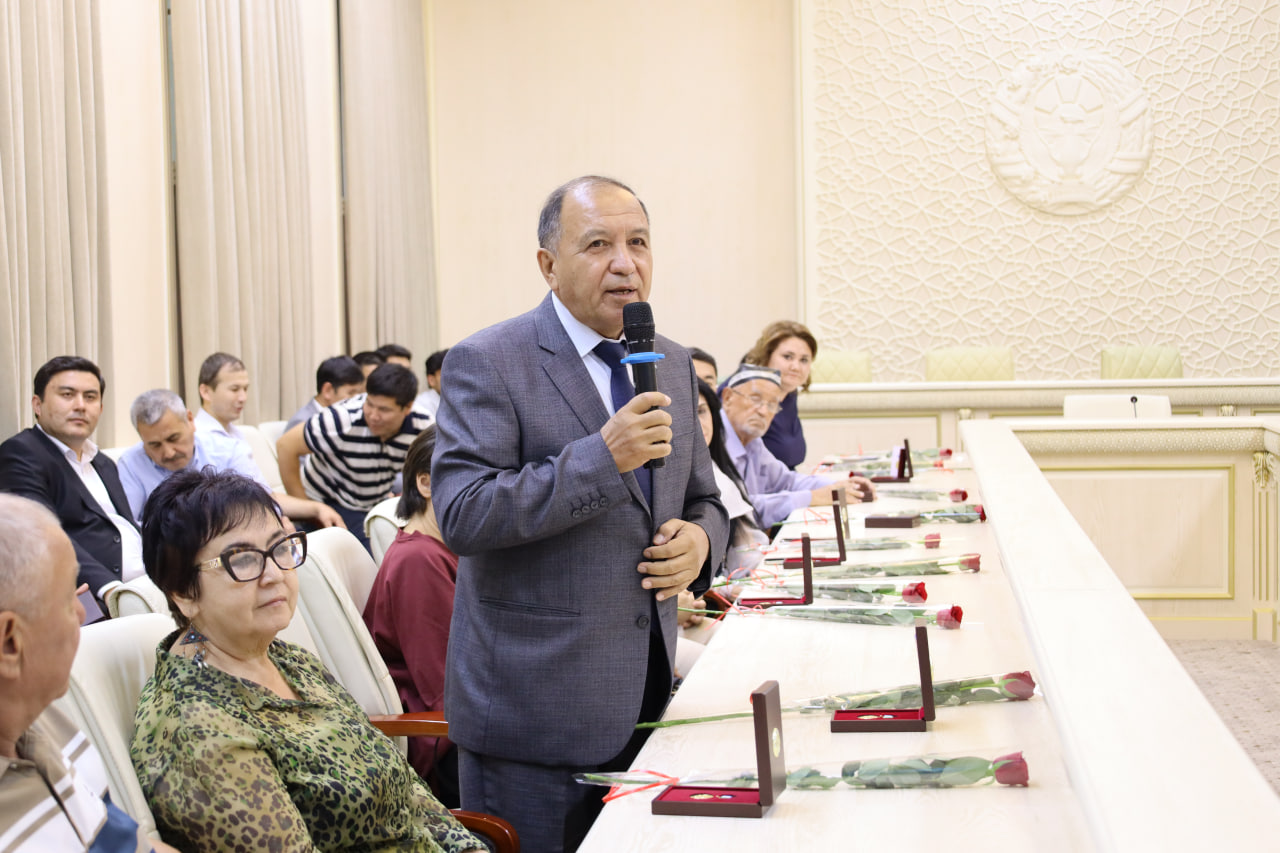 Badiiy akademiya ijodkorlari va xodimlari Mustaqillikning 35 yilligi esdalik nishonlari bilan taqdirlandi