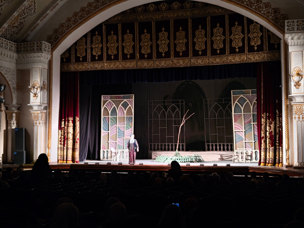 “Teatr – ibratxonadir”: badiiy-ma’naviy tadbir doirasidagi teatr tashrifi