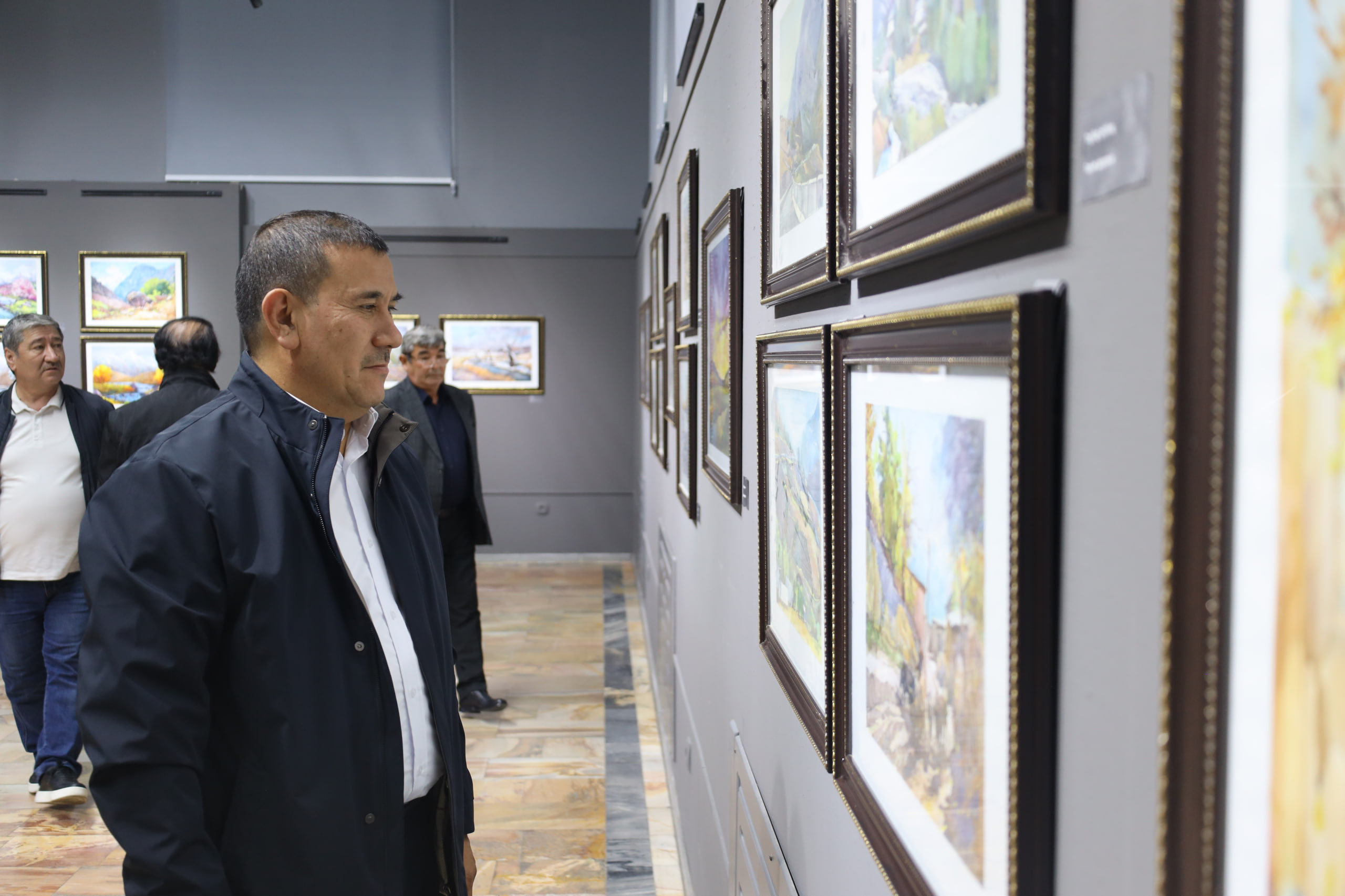 “CHO‘QQILARDAGI SEHRLI OLAM” — KOMILJON KAMBAROVNING SHAXSIY KO‘RGAZMASI