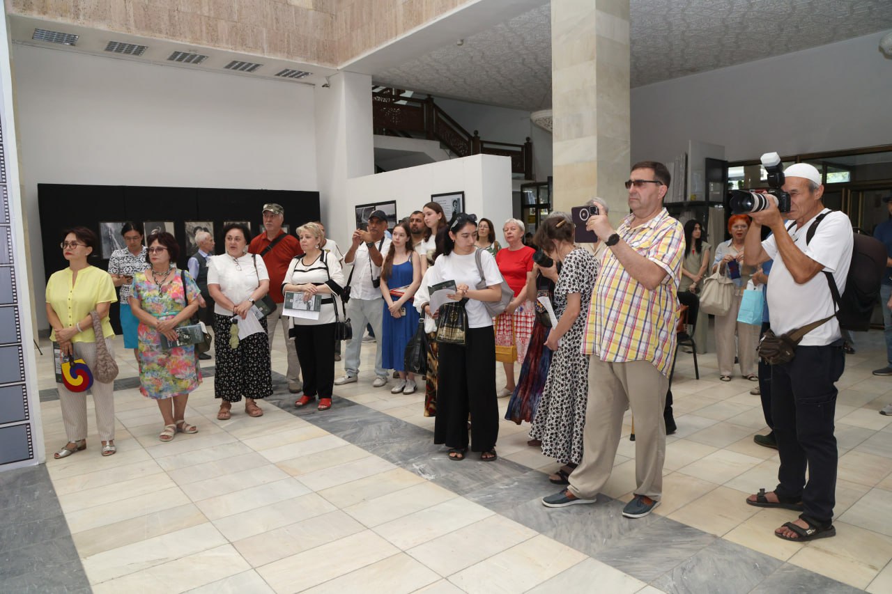 O‘zbekistonning birinchi ayol fotoreportyori Dina Xojayevaning “Dublsiz olingan fotosuratlar” nomli xotira ko‘rgazmasi ochildi.
