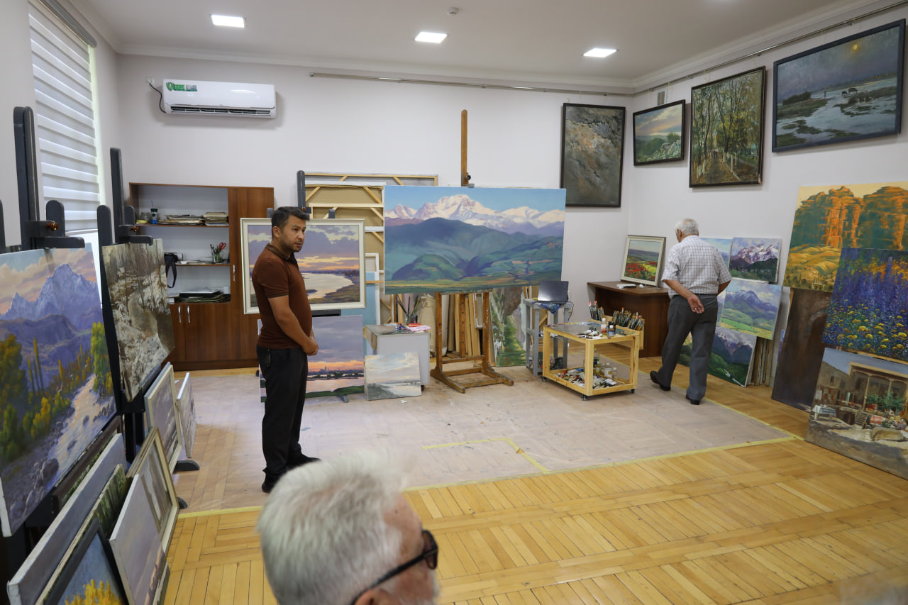 Rassomlik mahorat ustaxonasining uchinchi avlod stajor-tadqiqotchilari ilk ijodiy attestatsiyadan o‘tdi