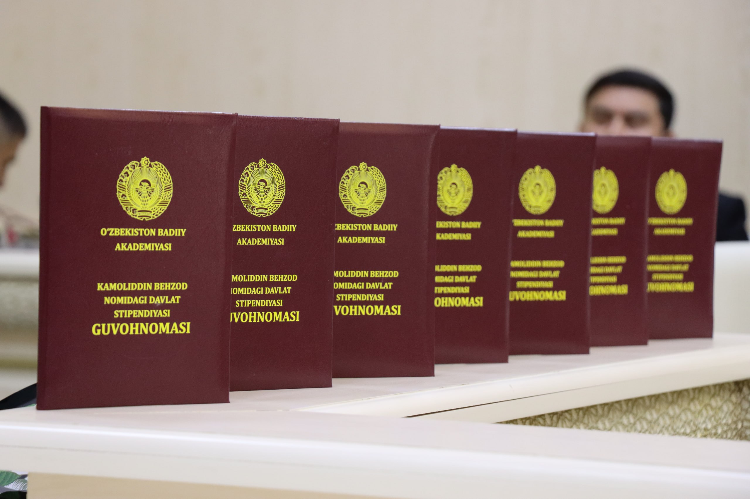 Kamoliddin Behzod nomidagi davlat stipendiyasi g‘oliblariga guvohnomalar topshirildi