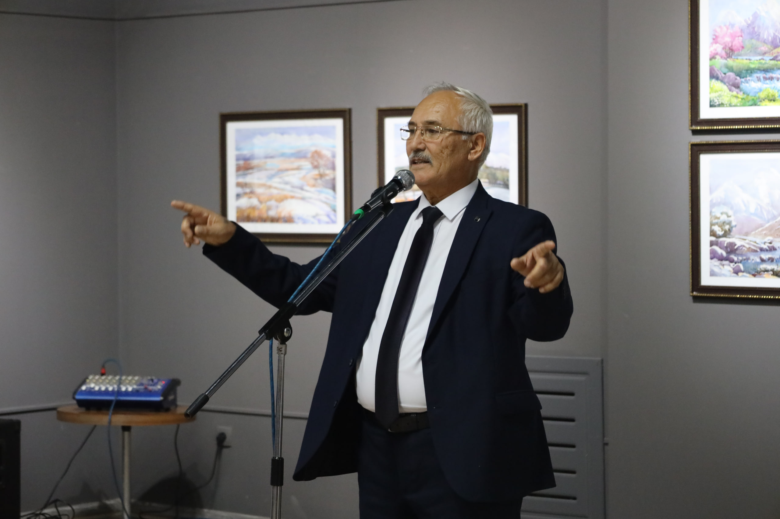 “CHO‘QQILARDAGI SEHRLI OLAM” — KOMILJON KAMBAROVNING SHAXSIY KO‘RGAZMASI