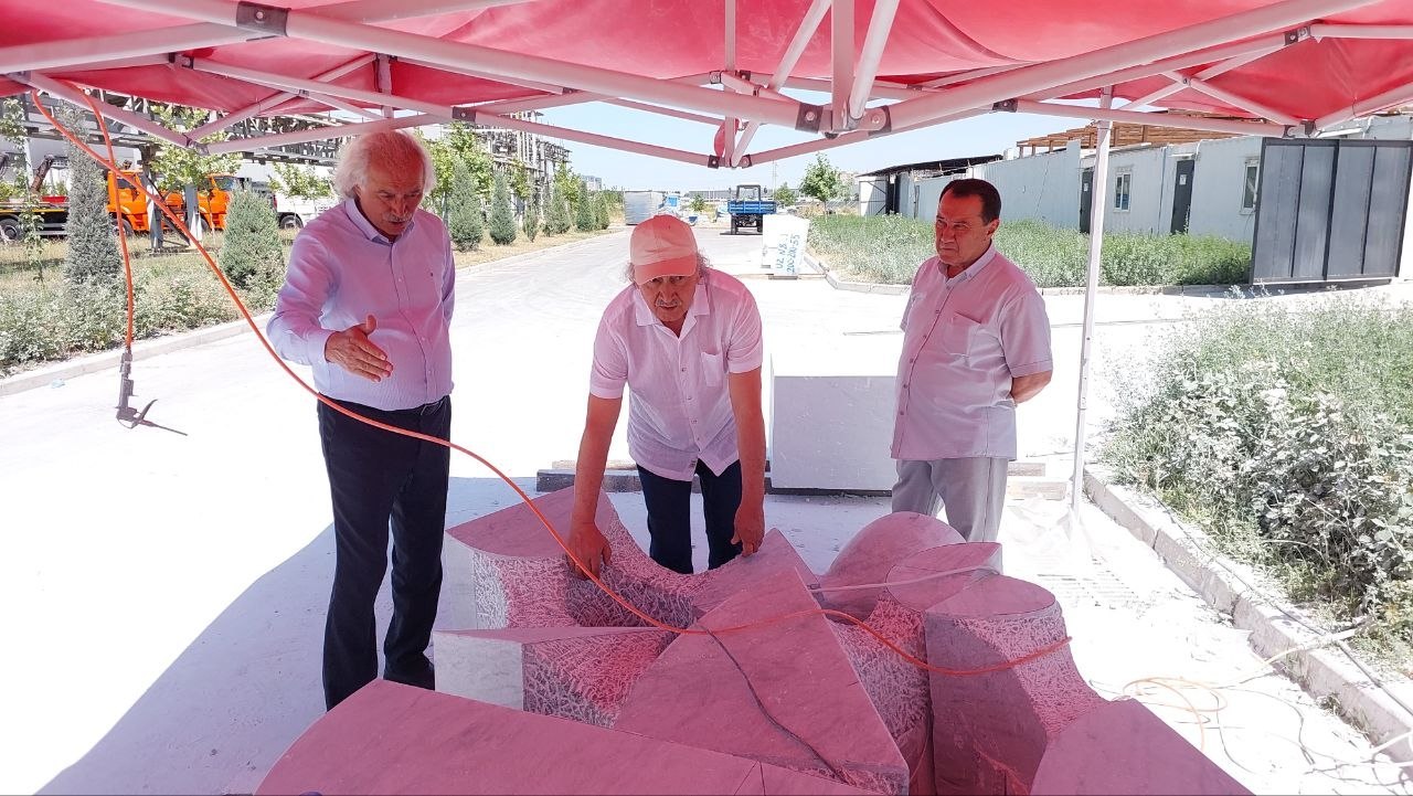 Toshkent metallurgiya zavodida  V Xalqaro haykaltaroshlik simpoziumi bo'lib o'tmoqda.