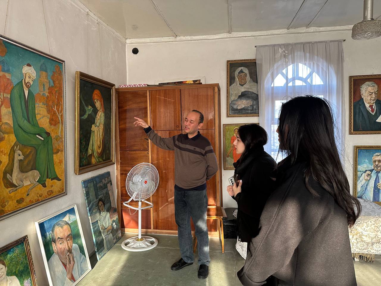 Talabalar rassom Aziza Mamatova ijodiy ustaxonasida bo‘lishdi