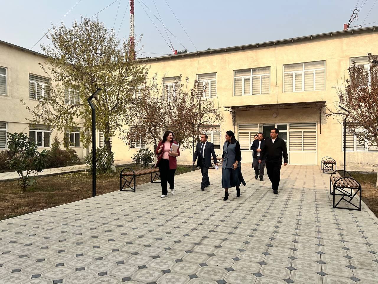 Ishchi guruh Qo'qon ixtisoslashtirilgan san'at maktabida bo'ldi