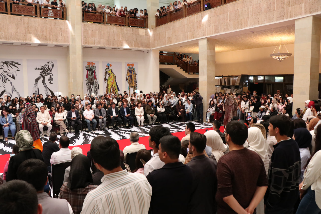 Respublika ixtisoslashtirilgan dizayn maktabi o‘quvchilarining zamonaviy va an’anaviy liboslar namoyishi bo‘lib o‘tdi.