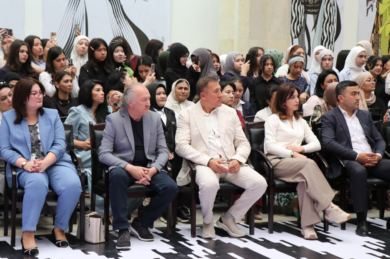 Respublika ixtisoslashtirilgan dizayn maktabi o‘quvchilarining zamonaviy va an’anaviy liboslar namoyishi bo‘lib o‘tdi.