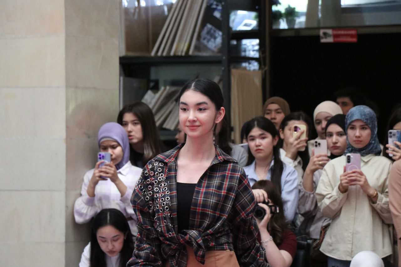 Respublika ixtisoslashtirilgan dizayn maktabi o‘quvchilarining zamonaviy va an’anaviy liboslar namoyishi bo‘lib o‘tdi.