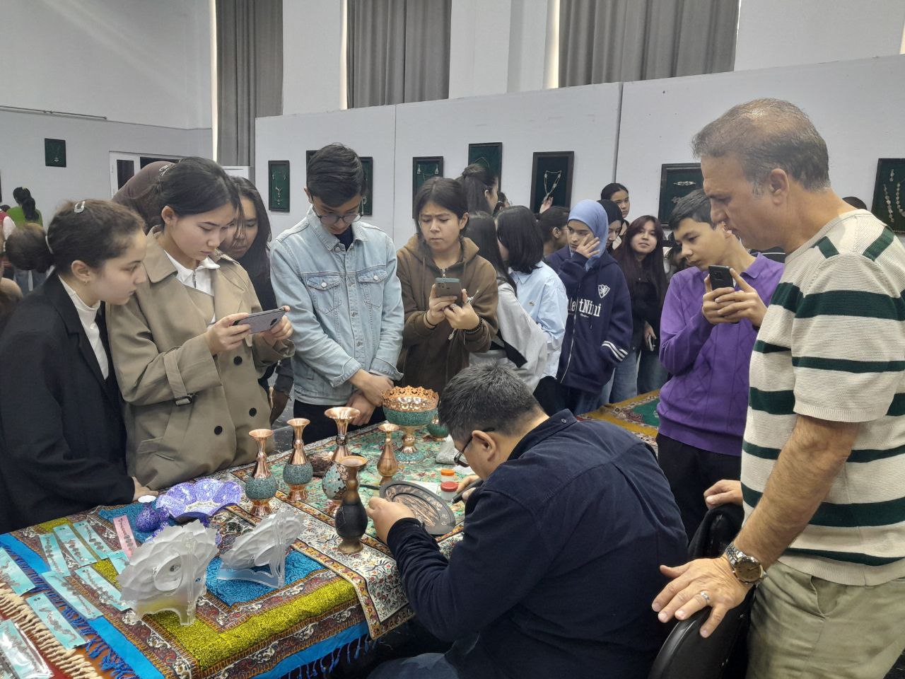 Eronlik amaliy bezak san’ati ustalari RIDMda mahorat darsi o‘tkazdi