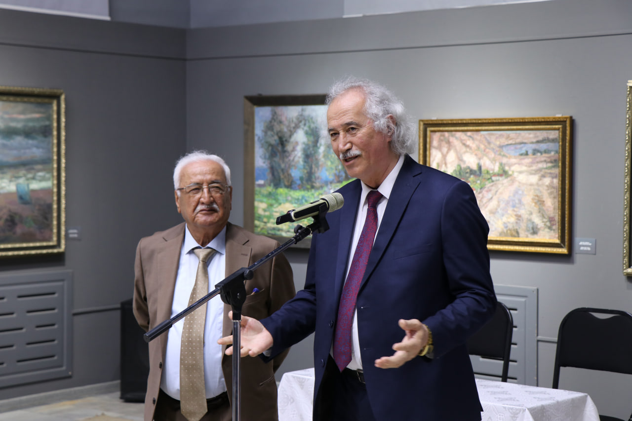 Toshkentda taniqli qirg‘iz rassomi Talgat Mirrahimovning keng ko‘lamli retrospektiv ko‘rgazmasi ochildi