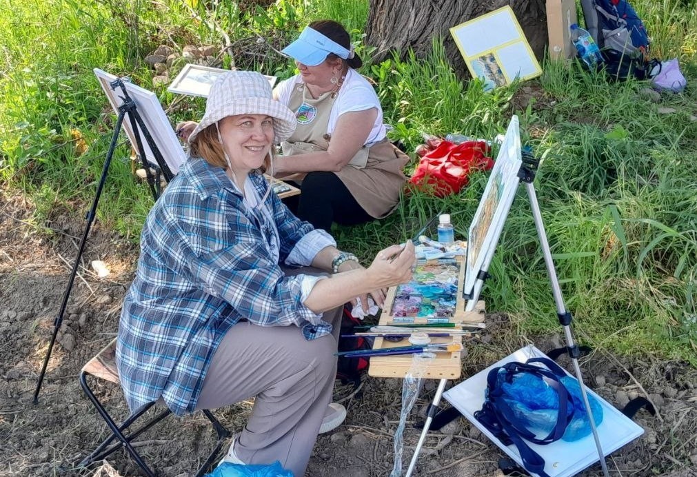 Badiiy ijodkorlar uyushmasi Toshkent viloyati bo‘limi hamda “Art-Karvon” rassomlar guruhi hamkorligida bahorgi plener tashkil etildi.