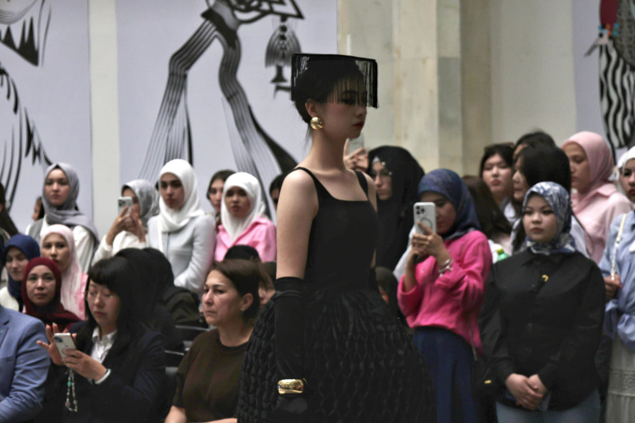 Toshkent Kimyo xalqaro universiteti Libos dizayni kafedrasi talabalari tomonidan “Paradigma” nomli moda namoyishi tashkil etildi.