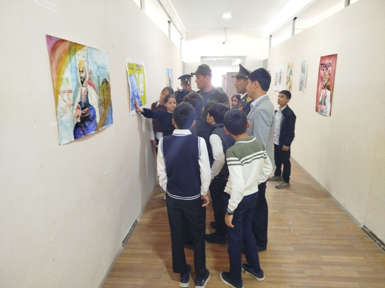 Harbiylar o‘quvchilar davrasida