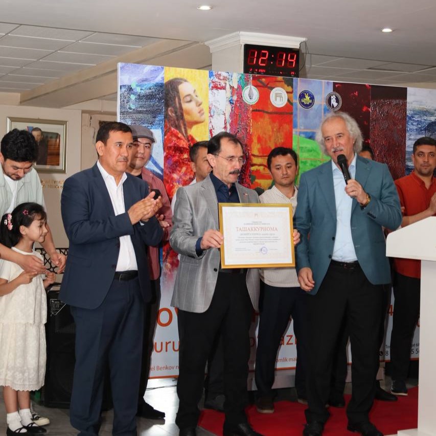 Ustoz-shogird anʼanasi asosida 16 nafar rassom ishtirokida "Moviyga parvoz" nomli ko‘rgazma ish boshladi.