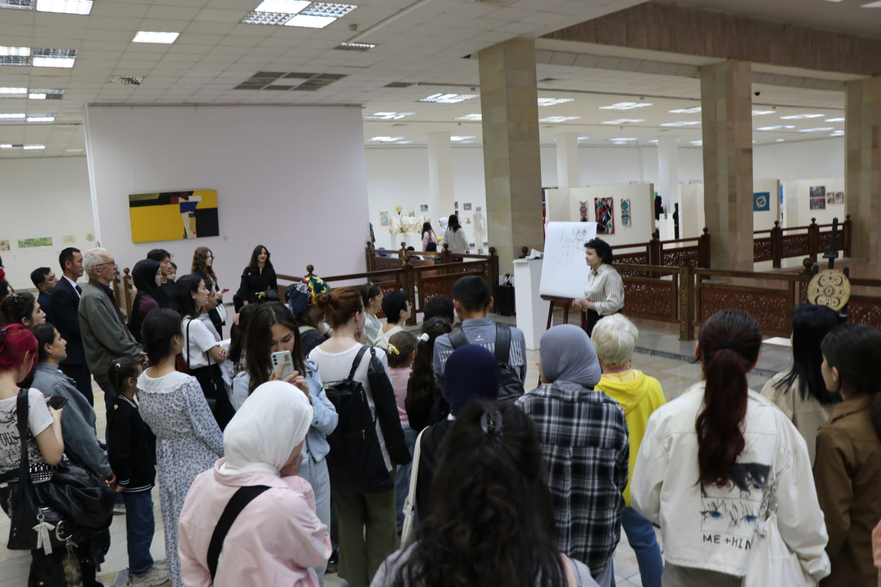 Marina Borodina tomonidan “Informatsion ornament” badiiy loyihasi asosida mahorat darsi tashkil etildi.