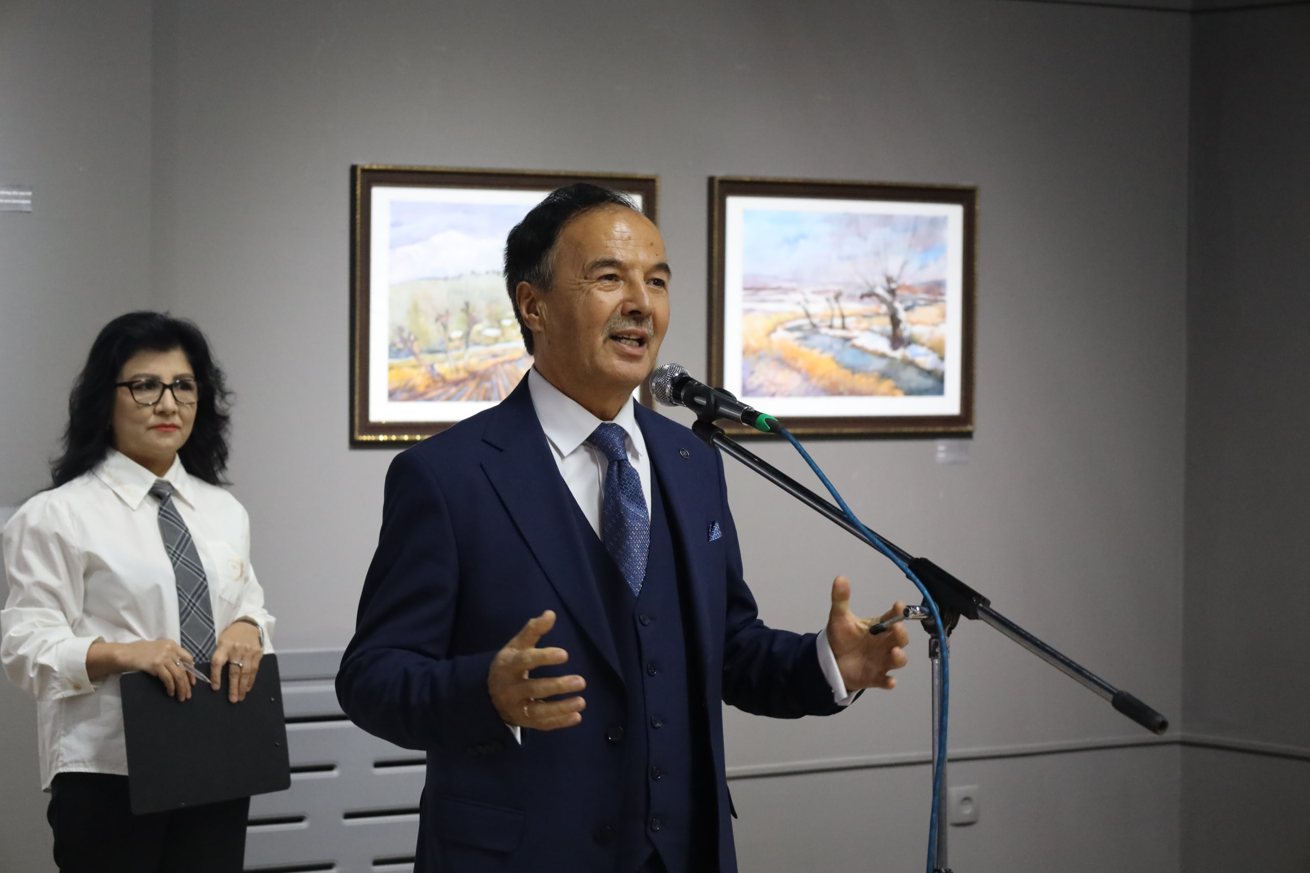 “CHO‘QQILARDAGI SEHRLI OLAM” — KOMILJON KAMBAROVNING SHAXSIY KO‘RGAZMASI