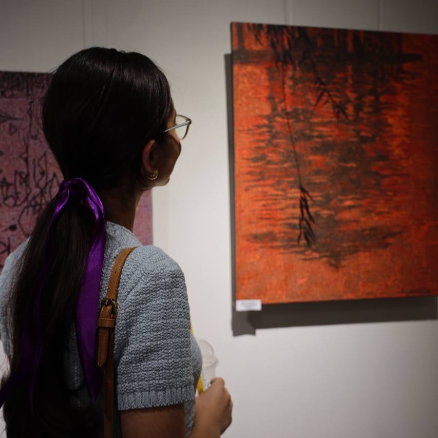 Ustoz-shogird anʼanasi asosida 16 nafar rassom ishtirokida "Moviyga parvoz" nomli ko‘rgazma ish boshladi.