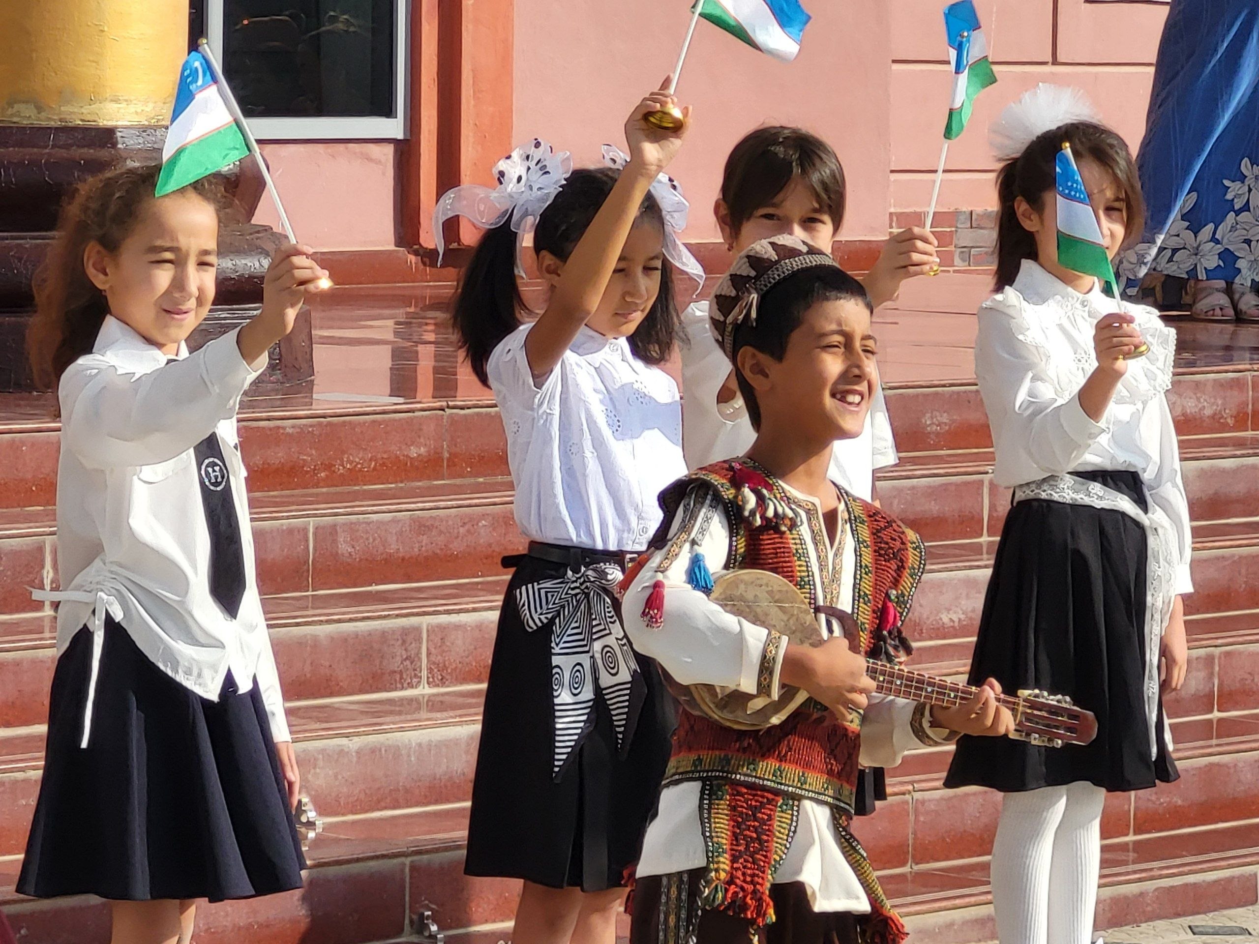 Ro‘zi Choriyev nomidagi Surxondaryo ixtisoslashtirilgan san’at maktab-internatida “Birinchi qo‘ng‘iroq” tadbiri bo‘lib o‘tdi