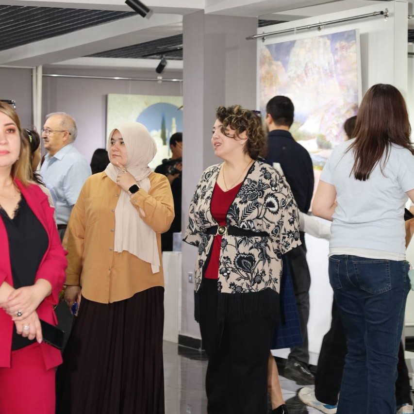 Ustoz-shogird anʼanasi asosida 16 nafar rassom ishtirokida "Moviyga parvoz" nomli ko‘rgazma ish boshladi.