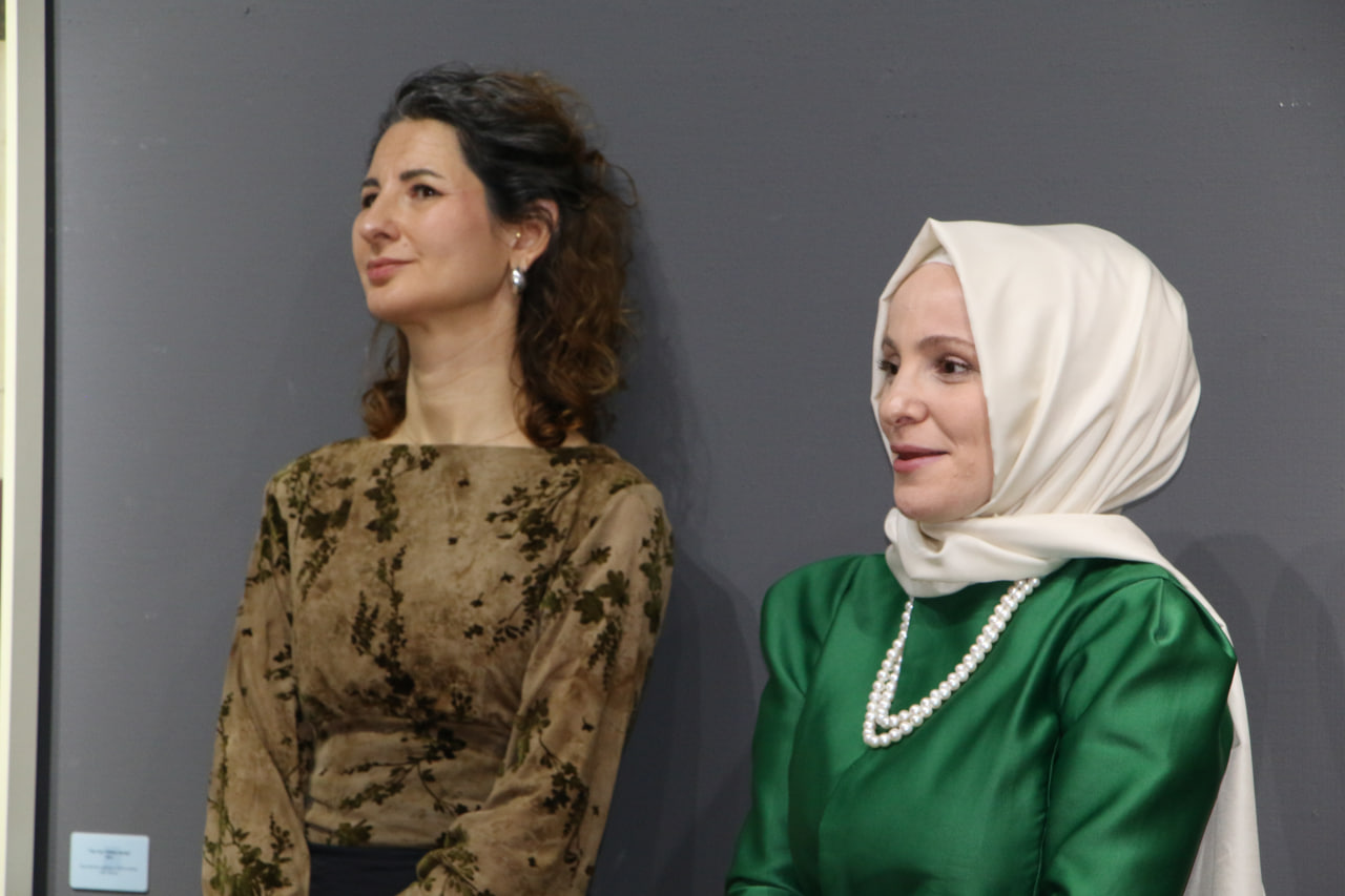 Turkiyalik ijodkorlar Emine Solak va Setenay Alpsoyning “San’at an’analardan kelajak sari” nomli ko‘rgazma ochildi