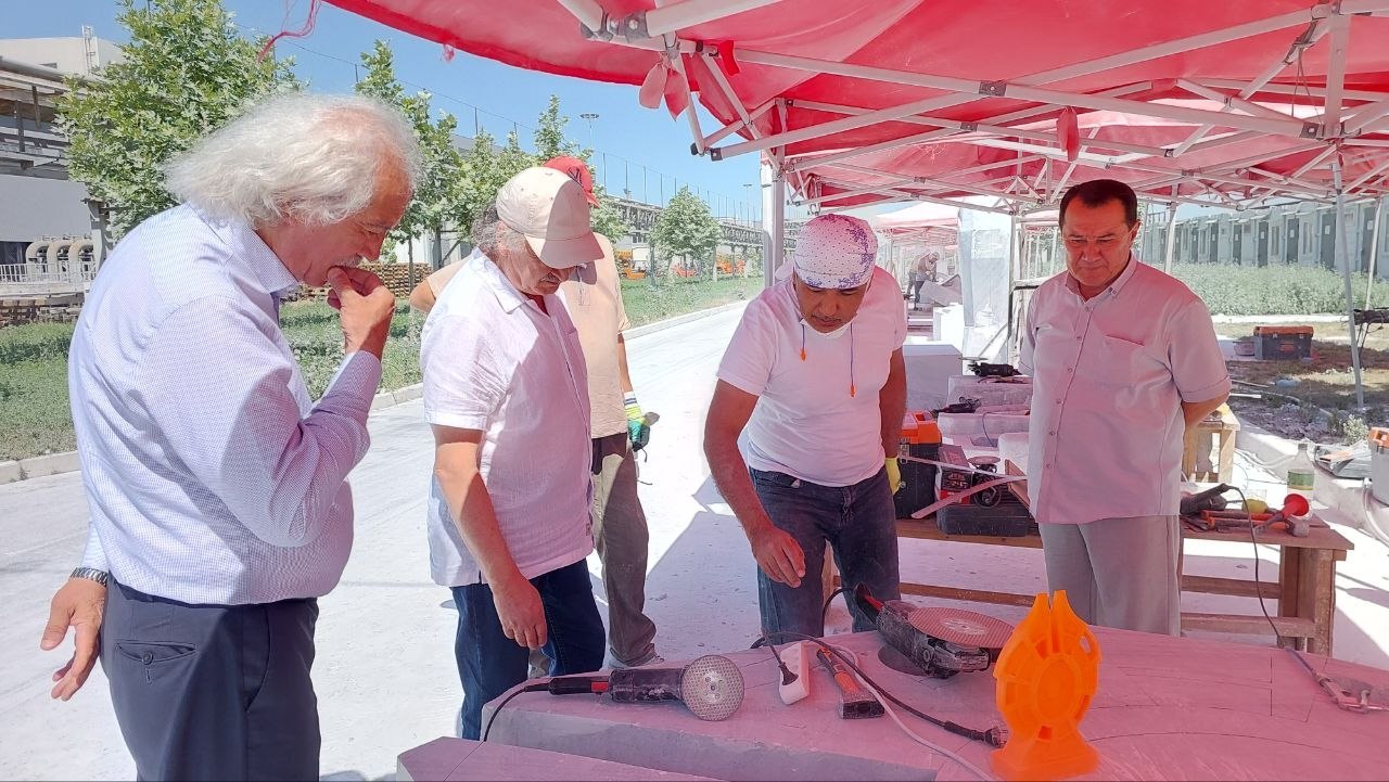 Toshkent metallurgiya zavodida  V Xalqaro haykaltaroshlik simpoziumi bo'lib o'tmoqda.