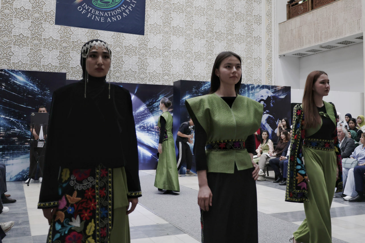 Toshkent Kimyo xalqaro universiteti Libos dizayni kafedrasi talabalari tomonidan “Paradigma” nomli moda namoyishi tashkil etildi.