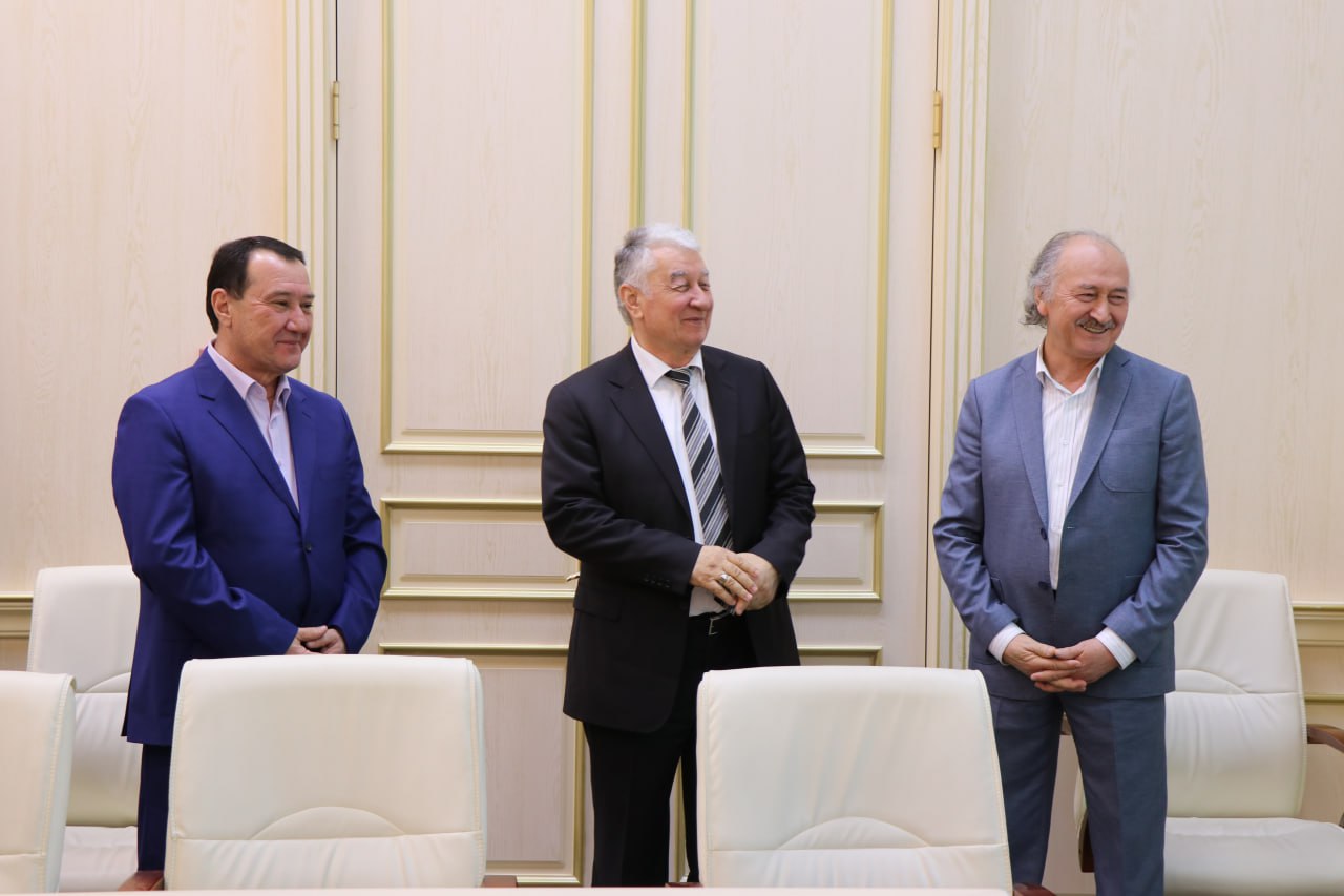 “Ertaknamo Buxoro” kartinasi Indoneziya Tashqi ishlar vazirligi muzeyiga tuhfa etildi