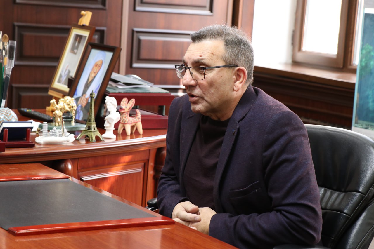 Встреча в Академии художеств Узбекистана с представителем Болгарии