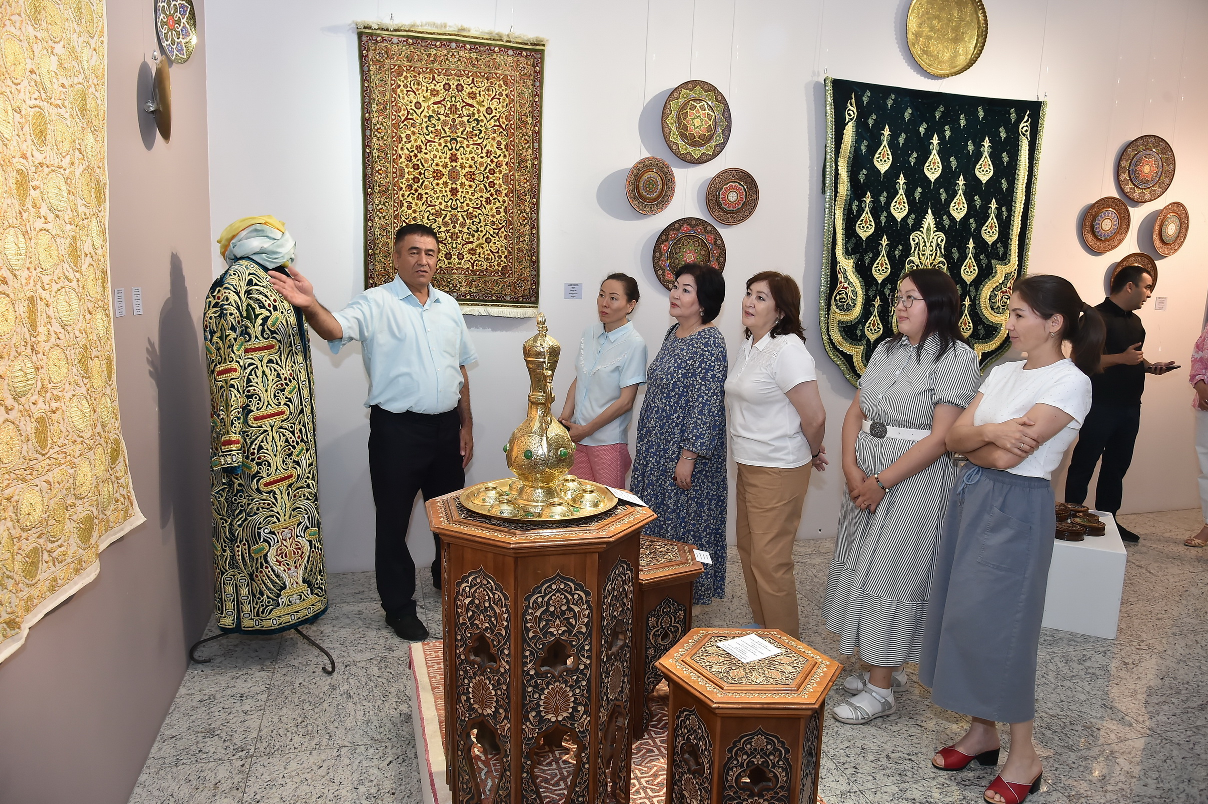 An exhibition of fine and folk art of Uzbekistan has opened at the National Museum of the Republic of Kazakhstan in Astana.