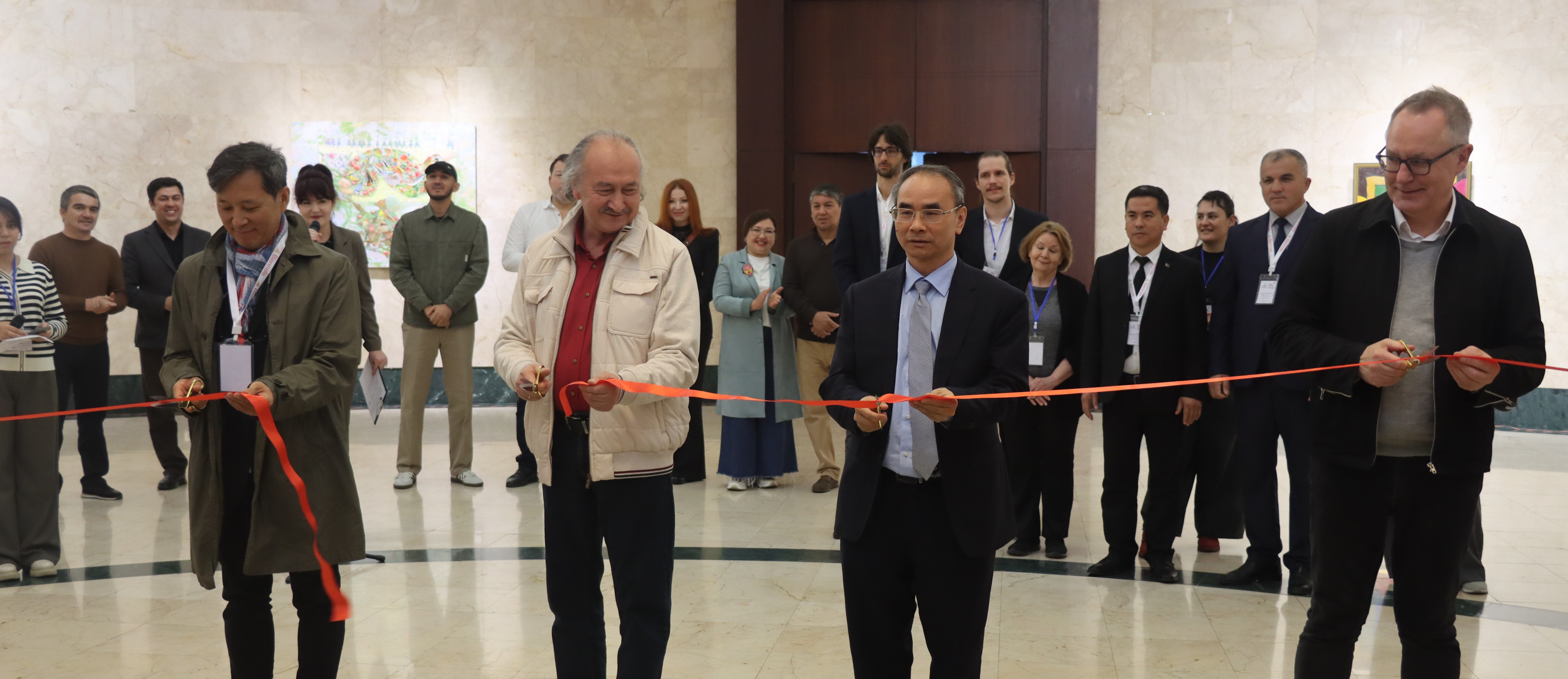 O‘zbekiston tasviriy san’at galereyasida     X Toshkent xalqaro zamonaviy san’at biennalesi doirasida Yevroоsiyo ijodkorlari ko‘rgazmasi ochildi.