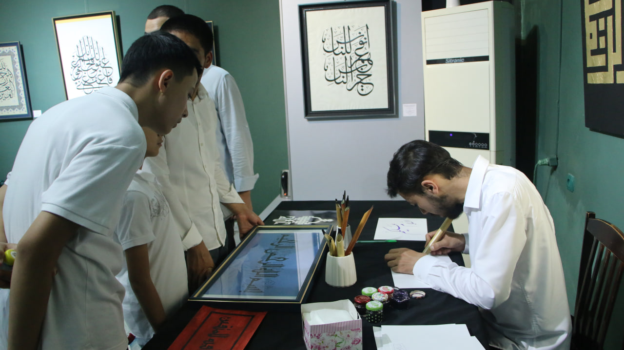 An exhibition of calligraphy works by Abdurahman Abdugayumov and Shermatova Nazokat called "Khat ishqi" was opened at the Museum of Oriental Miniature Art named after Kamoliddin Behzod.